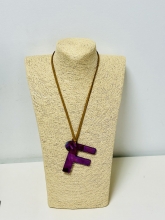 Colgante antelina con letra F
