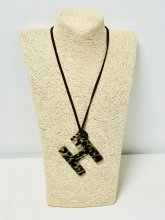 Colgante antelina con letra H